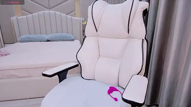 Snapshot of Girl__Funny chatting on 03-20-25, 01:48 Girl  Funny online show from 03-20-25, 01:48