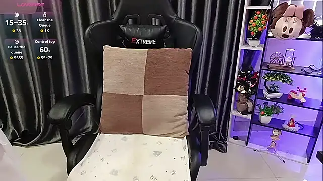 Yuki-yio online show from 10-28-25, 01:20