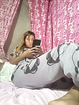 Snapshot of Cutie_body11 chatting on 02-21-25, 01:00 Cutie body11 online show from 02-21-25, 01:00