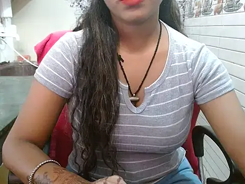 Snapshot of LovingPihu chatting on 10-21-25, 05:41 LovingPihu online show from 10-21-25, 05:41