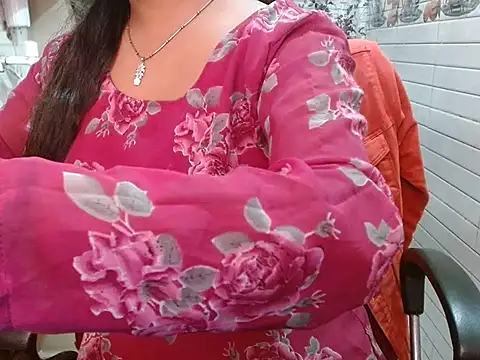 Snapshot of LovingPihu chatting on 02-12-26, 06:19 LovingPihu online show from 02-12-26, 06:19