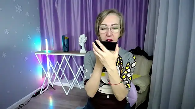 queen a n i online show from 10-30-25, 09:44