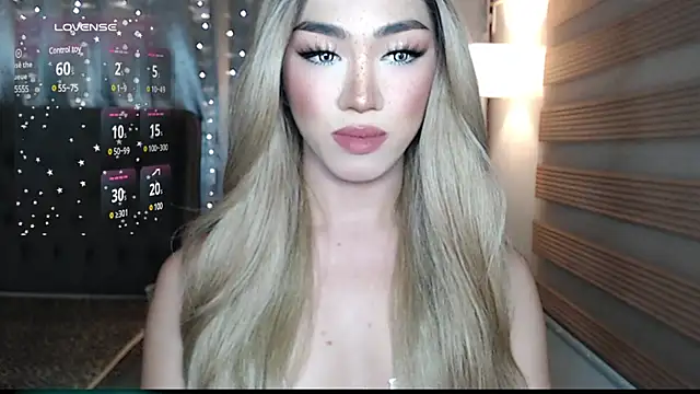 Snapshot of Local_Hoelyx chatting on 12-22-24, 08:03 Local Hoelyx online show from 12-22-24, 08:03