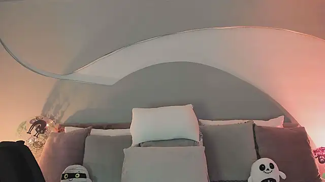 Nicolle W online show from 10-23-25, 11:53