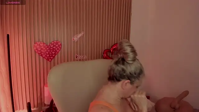 Snapshot of MarianL0ve chatting on 02-16-25, 10:54 MarianL0ve online show from 02-16-25, 10:54