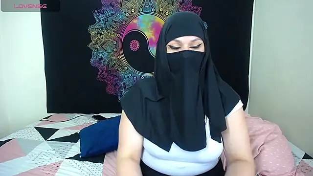 Snapshot of evelyn__salah chatting on 10-26-25, 12:49 evelyn salah online show from 10-26-25, 12:49