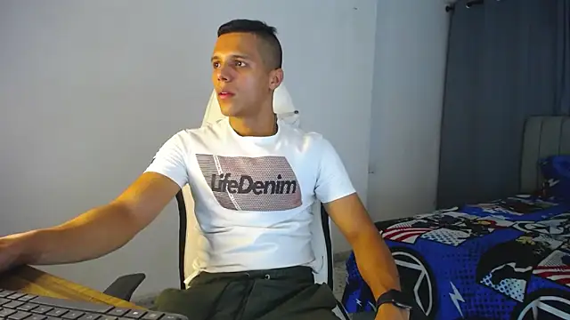 Snapshot of DavidAngell7 chatting on 12-06-24, 04:36 DavidAngell7 online show from 12-06-24, 04:36