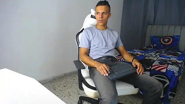 Snapshot of DavidAngell7 chatting on 02-01-25, 01:23 DavidAngell7 online show from 02-01-25, 01:23