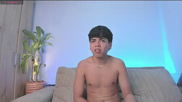 Snapshot of tomdrew69 chatting on 10-24-25, 04:42 tomdrew69 online show from 10-24-25, 04:42