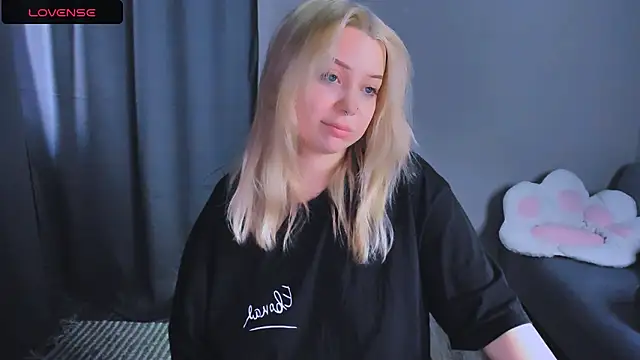 MonaLauu online show from 12-15-25, 09:02