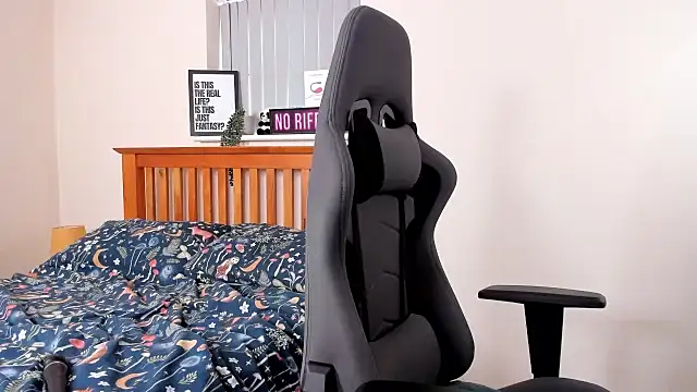 LucieWinters UK online show from 03-19-25, 04:45