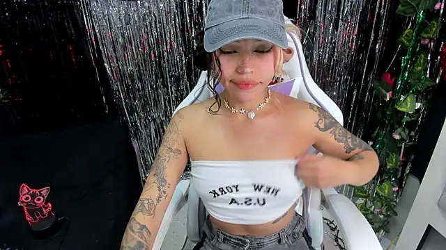 Snapshot of katalina_garcia chatting on 10-24-25, 12:41 katalina garcia online show from 10-24-25, 12:41