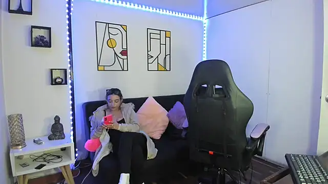 Snapshot of kay_marie chatting on 12-19-24, 02:23 kay marie online show from 12-19-24, 02:23