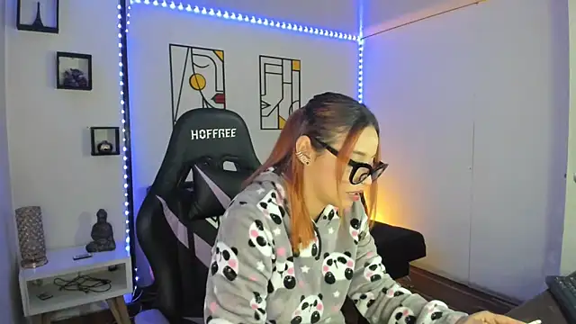 Snapshot of kay_marie chatting on 12-19-24, 06:45 kay marie online show from 12-19-24, 06:45