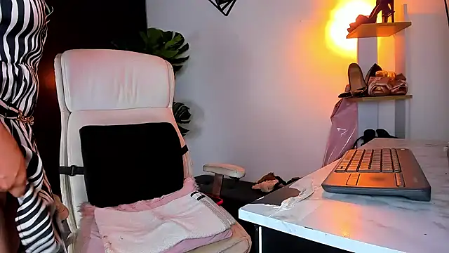 Emmiily 1 online show from 01-24-25, 04:27