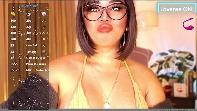 Snapshot of Thalia_Cambridge chatting on 02-06-25, 12:11 Thalia Cambridge online show from 02-06-25, 12:11