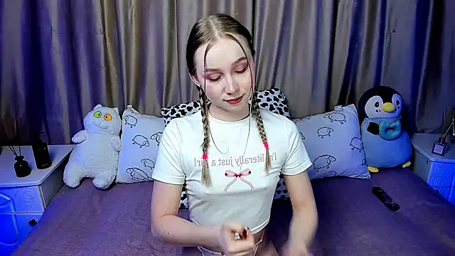 Snapshot of LilyStarlight chatting on 02-19-25, 03:28 LilyStarlight online show from 02-19-25, 03:28