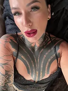 Snapshot of InkedBiitch chatting on 09-10-25, 08:14 InkedBiitch online show from 09-10-25, 08:14