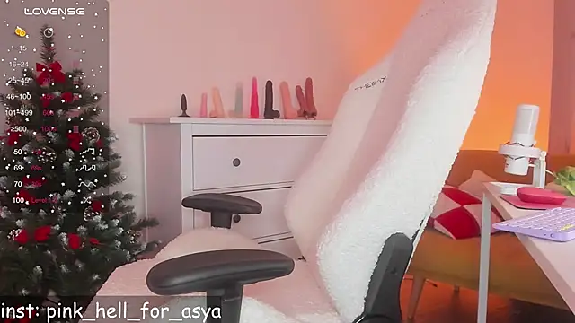 Snapshot of EmilyAden chatting on 12-20-24, 09:06 EmilyAden online show from 12-20-24, 09:06