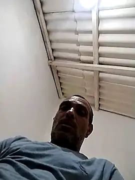 Snapshot of Henrifalcao chatting on 10-15-25, 02:11 Henrifalcao online show from 10-15-25, 02:11