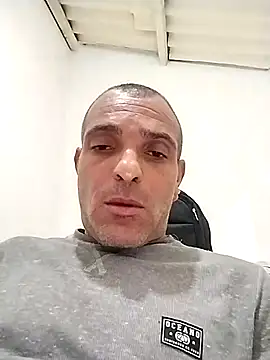 Snapshot of Henrifalcao chatting on 10-25-25, 07:49 Henrifalcao online show from 10-25-25, 07:49