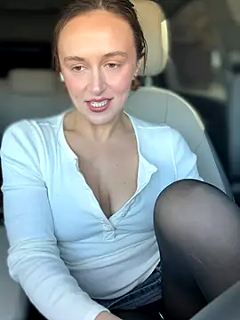 lunagirl13 online show from 10-31-25, 05:03