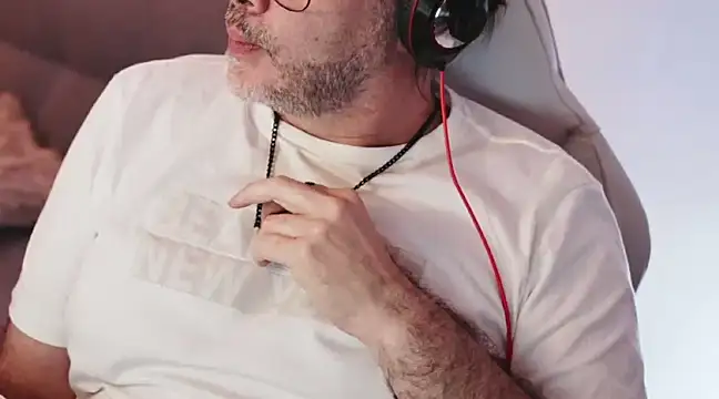 Snapshot of Sanders_White chatting on 02-23-25, 02:07 Sanders White online show from 02-23-25, 02:07