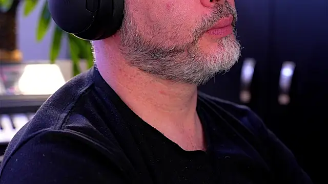 Snapshot of Sanders_White chatting on 09-26-25, 04:05 Sanders White online show from 09-26-25, 04:05