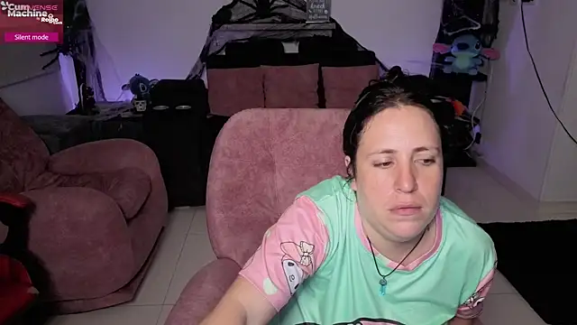 Snapshot of valery_adams1 chatting on 10-17-25, 04:15 valery adams1 online show from 10-17-25, 04:15