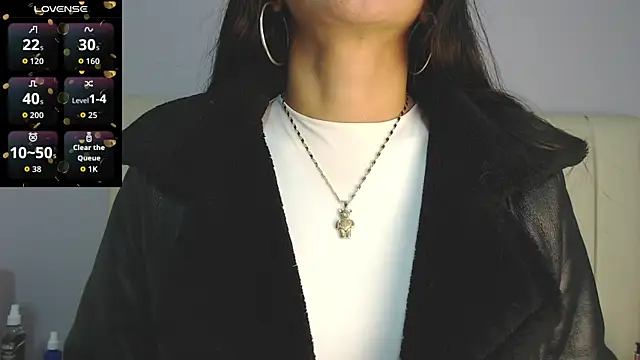 Snapshot of amy_le01 chatting on 08-06-26, 01:35 amy le01 online show from 08-06-26, 01:35