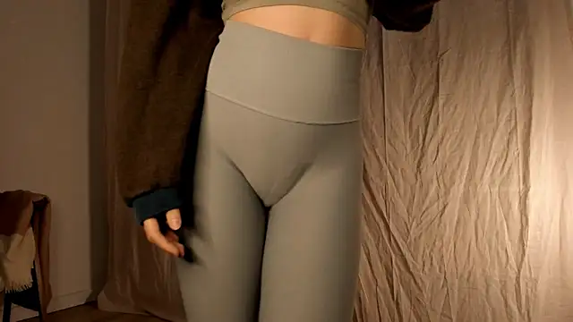 Snapshot of hee_jeen chatting on 02-21-25, 04:05 hee jeen online show from 02-21-25, 04:05