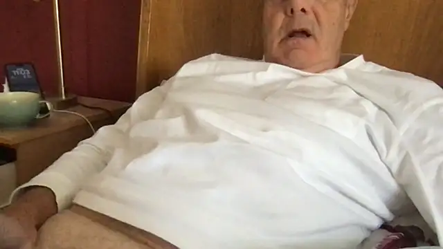 Snapshot of Oldpistolpete chatting on 10-05-25, 10:02 Oldpistolpete online show from 10-05-25, 10:02