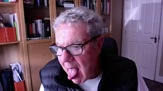 Snapshot of Oldpistolpete chatting on 10-06-25, 12:57 Oldpistolpete online show from 10-06-25, 12:57