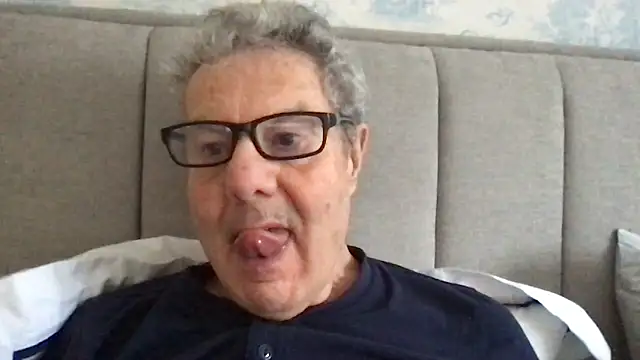 Snapshot of Oldpistolpete chatting on 02-04-26, 09:59 Oldpistolpete online show from 02-04-26, 09:59