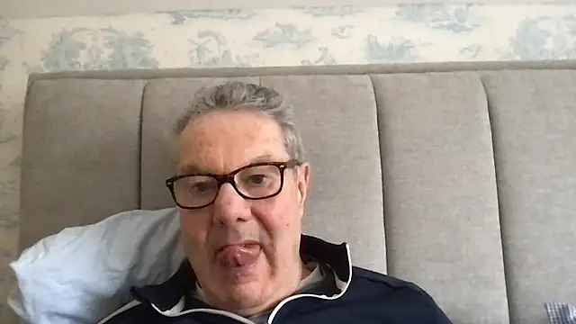 Snapshot of Oldpistolpete chatting on 02-12-26, 10:32 Oldpistolpete online show from 02-12-26, 10:32