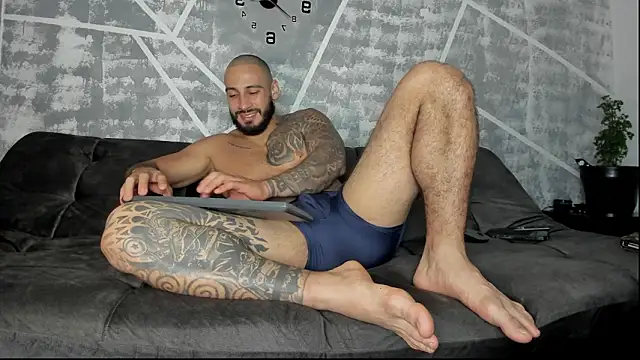 Snapshot of leonidas_18k chatting on 02-10-26, 03:05 leonidas 18k online show from 02-10-26, 03:05