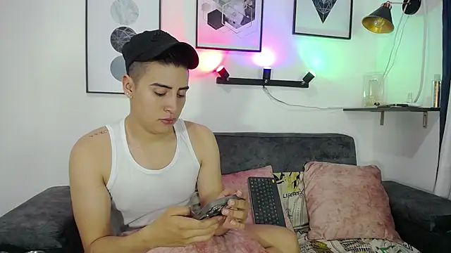 Snapshot of Tomas_and_liam chatting on 12-11-24, 04:28 Tomas and liam online show from 12-11-24, 04:28