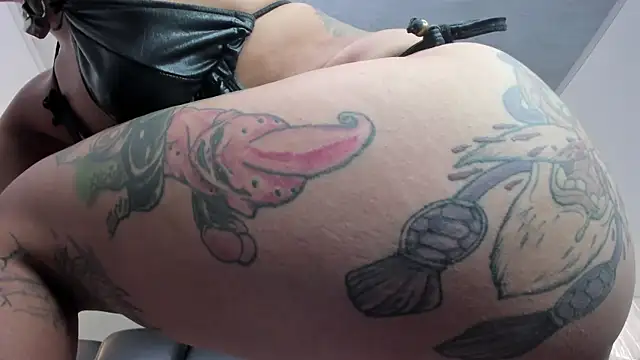 miss vaiolette online show from 02-18-25, 02:16