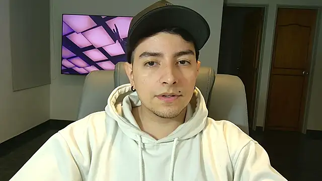 Snapshot of Jhoan_saenz chatting on 10-23-25, 01:27 Jhoan saenz online show from 10-23-25, 01:27