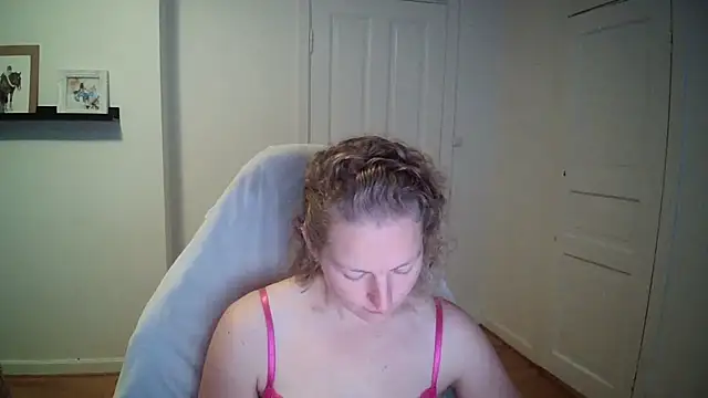 Snapshot of Girlnina-1995 chatting on 09-22-25, 09:44 Girlnina-1995 online show from 09-22-25, 09:44