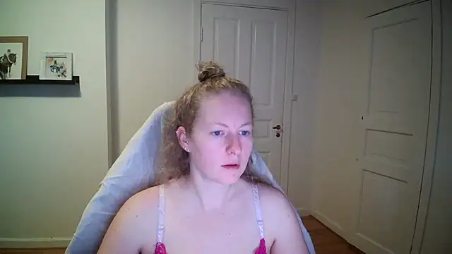 Snapshot of Girlnina-1995 chatting on 10-13-25, 07:08 Girlnina-1995 online show from 10-13-25, 07:08