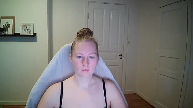 Snapshot of Girlnina-1995 chatting on 10-16-25, 07:42 Girlnina-1995 online show from 10-16-25, 07:42