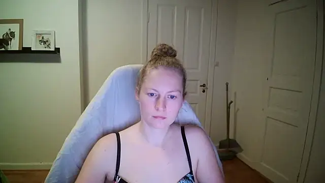 Snapshot of Girlnina-1995 chatting on 10-16-25, 07:48 Girlnina-1995 online show from 10-16-25, 07:48