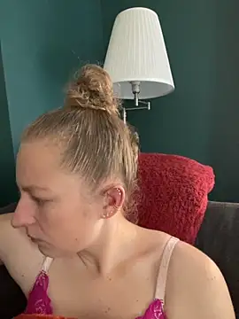 Snapshot of Girlnina-1995 chatting on 10-28-25, 10:41 Girlnina-1995 online show from 10-28-25, 10:41