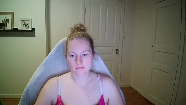 Snapshot of Girlnina-1995 chatting on 10-28-25, 10:45 Girlnina-1995 online show from 10-28-25, 10:45