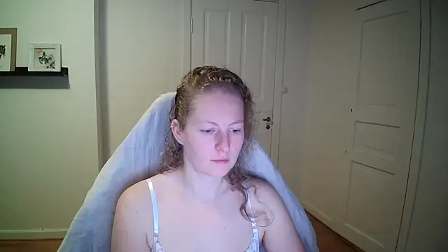 Snapshot of Girlnina-1995 chatting on 10-30-25, 09:33 Girlnina-1995 online show from 10-30-25, 09:33