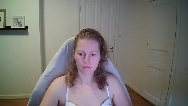 Snapshot of Girlnina-1995 chatting on 11-17-25, 10:21 Girlnina-1995 online show from 11-17-25, 10:21