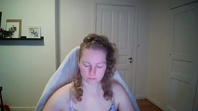 Snapshot of Girlnina-1995 chatting on 11-18-25, 08:52 Girlnina-1995 online show from 11-18-25, 08:52