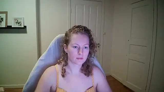 Snapshot of Girlnina-1995 chatting on 11-25-25, 04:07 Girlnina-1995 online show from 11-25-25, 04:07