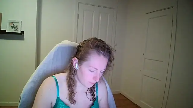 Snapshot of Girlnina-1995 chatting on 12-04-25, 10:02 Girlnina-1995 online show from 12-04-25, 10:02